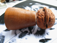 Objekt aus Walnuß und Griff